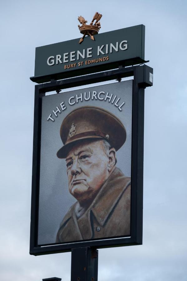 The Churchill By Greene King Inns Ройал-Вуттон-Бассет Экстерьер фото
